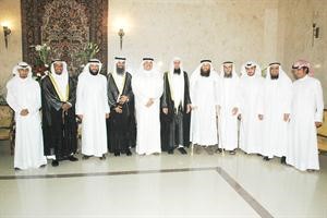 النواب خالد السلطان ومحمد المطير ودعلي العمير يتوسطون مطارق العيسى ودناظم المسباح وداحمد الكوس ودمحمد الحمود النجدي ودخالد السلطان مع بعض الحضور 	كرم ذياب﻿