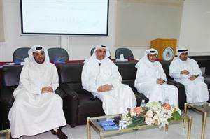 جاسم الصفران مع عدد من المشاركين في الجلسة الحوارية قاسم باشا
