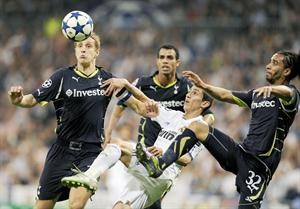 مهاجم ريال مدريد الارجنتيني انخل دي ماريا تالق في مباراة الذهاب امام توتنهام وهنا محاصرا وسط 3 لاعبين
