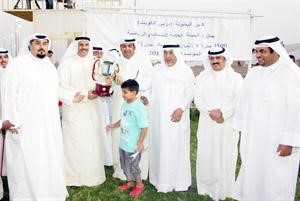 الشيخ ضاري الفهد يسلم كاس الهيئة بحضور الشيخ علي الحمود ومحمود ابل﻿