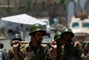 جنود يمنيون يحرسون حاجزا ضرب حول المتظاهرين المطالبين باسقاط الرئيس في تعز امس	رويترز﻿