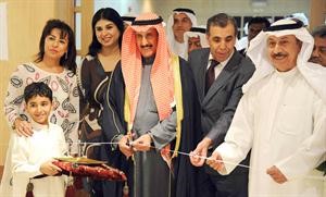 الشيخ دابراهيم الدعيج يفتتح المعرض وتبدو الفنانة فداء العون