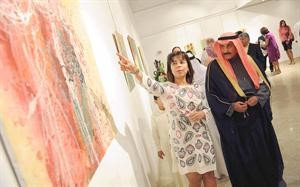 الفنانة فداء العون تشرح مدلول احدى لوحاتها
