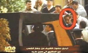 صورة ماخوذة من فيديو تظهر ترحيل صفوت الشريف من جهاز الكسب غير المشروع بعد التحقيق معه الى طره﻿