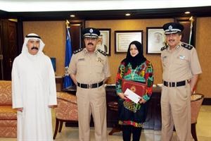الفريق غازي العمر واللواءان كامل العوضي وعبدالله الراشد في تكريم الموظفة المتميزة﻿