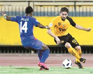 فراس الخطيب يحاول المرور من مدافع الصقر اليمني 	الازرق كوم﻿