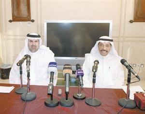 عبدالعزيز البابطين وجمال المهيري خلال المؤتمر الصحافي كرم ذياب