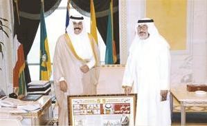 سمو ولي العهد يتسلم متى بكى نواف الاحمد من الزميل يوسف عبدالرحمن
