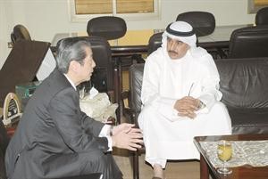 ماحمد الصبيح مستقبلا السفير الياباني