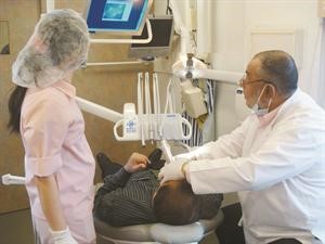 فحص احد موظفي فورد من قبل طبيب الميدان﻿