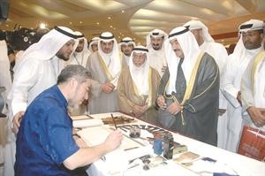 سمو رئيس الوزراء يطالع احد الخطاطين المشتغلين بالقران الكريم