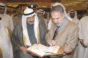 سمو الشيخ ناصر المحمد يتابع مصحفا مخطوطا