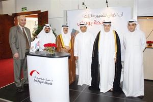 عبدالعزيز الخالدي خلال زيارته لجناح البنك

