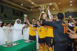 ابطال القادسية يتسلمون كاس البطولة من ناصر صالح﻿