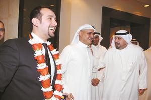  الشيخ طلال الفهد وماياد الخرافي في استقبال المخترع صادق قاسم
