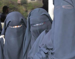أول غرامة لمسلمة ترتدي النقاب في باريس وواشنطن تعتبره حرية شخصية