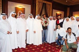 الشيخ طلال الفهد والزميل فيصل القناعي مع العداء يوسف القناعي وبعض الحضور﻿