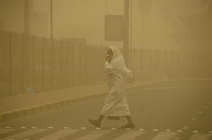 عبور صعب للطريق في وسط الغبار