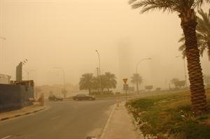 احد الشوارع شبه خال بسبب الغبار