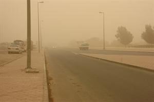 وطريق يبدو بلا مارة او سيارات
