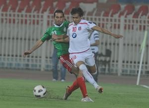 البرازيلي روجيريو يحاول مراوغة مدافع الوحدات 	هاني الشمري﻿