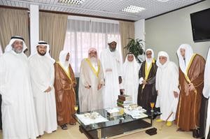 المستشار راشد الحماد متوسطا علماء الحديث بحضور وليد الشعيب وانور الحمد﻿