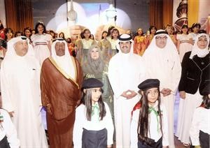 الشيخ علي العبدالله والشيخ دعيج الخليفة وبدرية الخالدي والحضور خلال السلام الوطني
