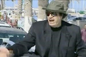 العقيد معمر القذافي خلال ظهوره في شوارع طرابلس امس رويترز