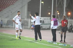البرتغالي جوزيه روماو يوجه حسن عبدالفتاح اثناء مباراة الوحدات هاني الشمري