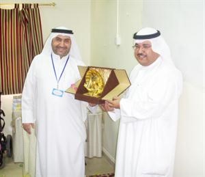 جواد الطراح يكرم مدير الادارة خالد المهدي﻿