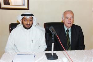 دعمار الحسيني وتوني ديفيز خلال المؤتمر	 قاسم باشا﻿