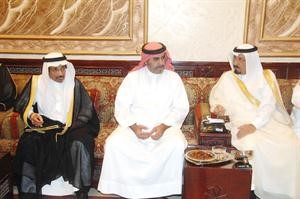 الشيخ احمد صباح السالم متوسطا ناصر بن ماضي بن طعزة وهادي هايف الحويلة﻿