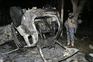 رجل شرطة عراقي في موقع انفجار سيارة مفخخة قتلت شخصا وجرحت 16 في كركوك 	رويترز﻿
