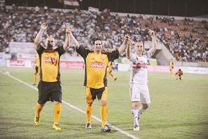 صقر خضير يتوسط مدرب الزمالك حسام حسن ومدير الكرة ابراهيم حسن ويحيون الجماهير قبل انطلاق مهرجان الاعتزال
