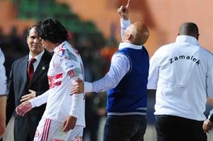 حسام حسن يرفع يده الى السماء معترضا على طرد عمرو الصفتي