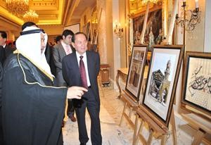 السفير محمد الذويخ خلال جولة داخل المعرض﻿