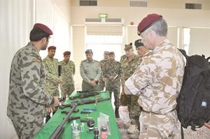 ويستعرض بعض الاسلحة﻿