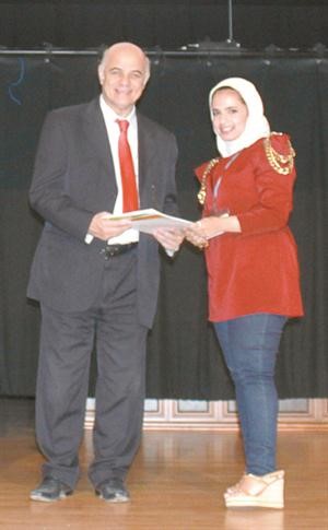 هيا تتسلم جائزتها