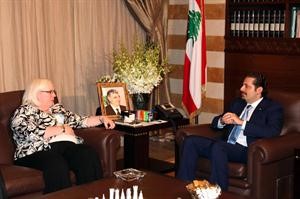 رئيس حكومة تصريف الاعمال سعد الحريري مستقبلا السفيرة الاميركية لدى لبنان مورا كونيلي في بيت الوسط امس 	محمود الطويل﻿