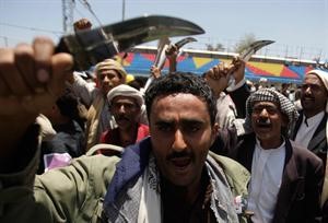 متظاهرون مؤيدون لصالح يلوحون بالخناجر