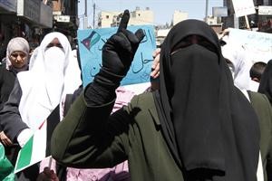 اردنيات شاركن في مظاهرات عمان امس
