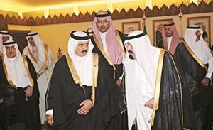 خادم الحرمين الشريفين الملك عبدالله بن عبدالعزيز مودعا العاهل البحريني الملك حمد بن عيسى بعد مشاركته في افتتاح مهرجان الجنادرية واس﻿