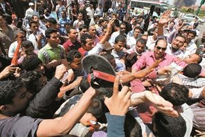 متظاهرون في ميدان التحرير يضربون شخصا كان متنكرا في لباس امراة قال الجيش المصري انه تطفل عليهم واكد انه جاسوس رويترز