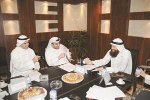 رئيس التحرير الزميل يوسف خالد المرزوق في حديث باسم مع خالد السلطان وعبدالله الملا﻿