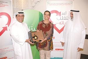 محمد العمر يقدم هدية تذكارية للشيخة امثال الاحمد﻿