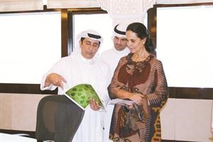العمر يستعرض مع الشيخة امثال الاحمد تقرير المسؤولية الاجتماعية﻿