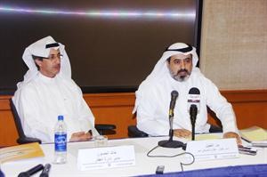 بدر العجيل يمينا وخالد الحسون خلال المؤتمر الصحافي قاسم باشا
