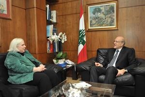 الرئيس المكلف نجيب ميقاتي مستقبلا السفيرة الاميركية مورا كونيلي في فردان امس محمود الطويل