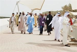 المشاركون في المسابقة خلال زيارتهم للمركز العلمي﻿