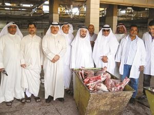 الوزير د فاضل صفر يشرف على عملية اتلاف اللحوم الفاسدة﻿